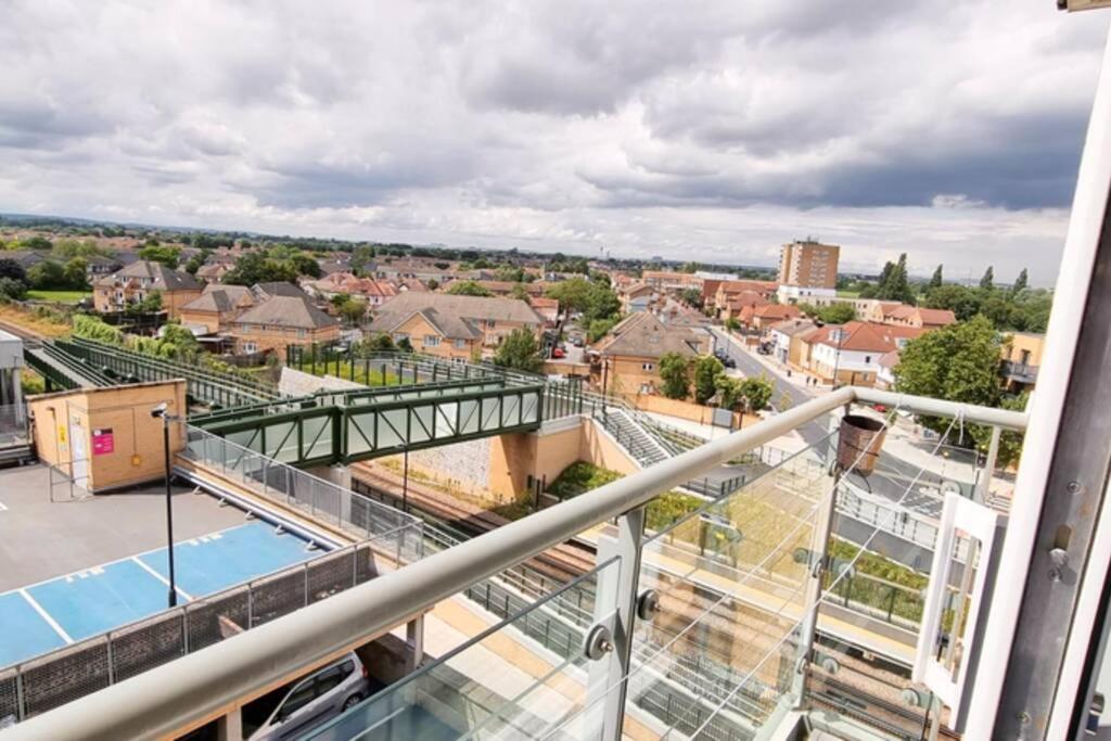 ⭑ Staywelcome- Stylish Apartment Near Heathrow, Skyline Views ⭑ Feltham Exterior photo